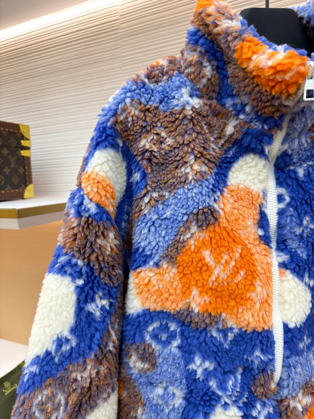 LOUIS VUITTON colorful polar fleece jacket ●Original version: Purchased and developed for 14900 ●Item number: 1680945-B70 ●Fabric: polar fleece fabric ●Technology: yarn-dyed fabric ●Version: fitted version ●Weight: about 815 grams ●Size: XS-S-M-L ●Description: The fabric is made of [90% polyester + 10% wool blended yarn-dyed fabric]. The Y version was purchased and disassembled, and the bottom was turned over [scanning and painting to make a yarn-dyed device]. The yarn dyeing was all made of [custom-dyed polyester blended wool material yarn]. The finished fabric was [polar fleece and then sheared], containing [sheep wool blended yarn], and the color is saturated. The degree of harmony is higher, and the fluff after polar fleece is more [fluffy and three-dimensional]. It is matched with [26s combed cotton plain weave] as the lining. The inner small pocket is made of [60 double-ply twill woven cotton]. The front and back panels of the entire garment are made of [positioned flower hand-cut]. The overall routing is straight and delicate, the fabric is comfortable and soft, and the color is consistent without color difference. It can be matched with the same style to create a fashionable look, and can be used in various occasions. Customized accessories, complete with three standards, same style for men and women!